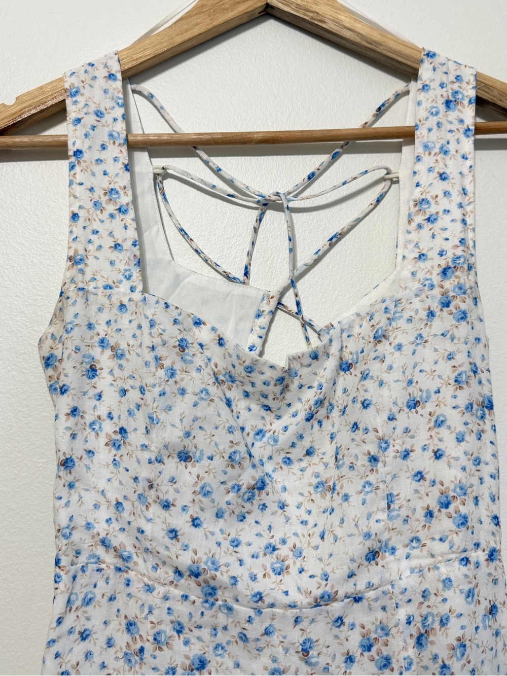 ASTR The Label Floral Linen Midi Dress Size Small Blue White - Picture 4 of 9